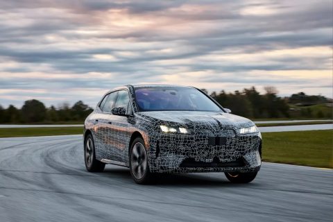 BMW приступает к подготовке к презентации обновлённой модели электрического кроссовера iX