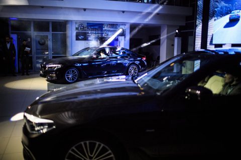 ФЛАГМАНСКАЯ МОДЕЛЬ «АКУЛА» ОТ BMW ТЕПЕРЬ БЕЗ МАССИВНЫХ НОЗДРЕЙ. НОВУЮ BMW 5-Й СЕРИИ ПРЕДСТАВИЛИ ВЖИВУЮ.